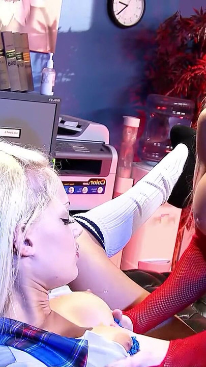 Käftande ögonblick från "Female Boss förför blond tonåring till Lesbo Sex med Strap-on på jobbet"
