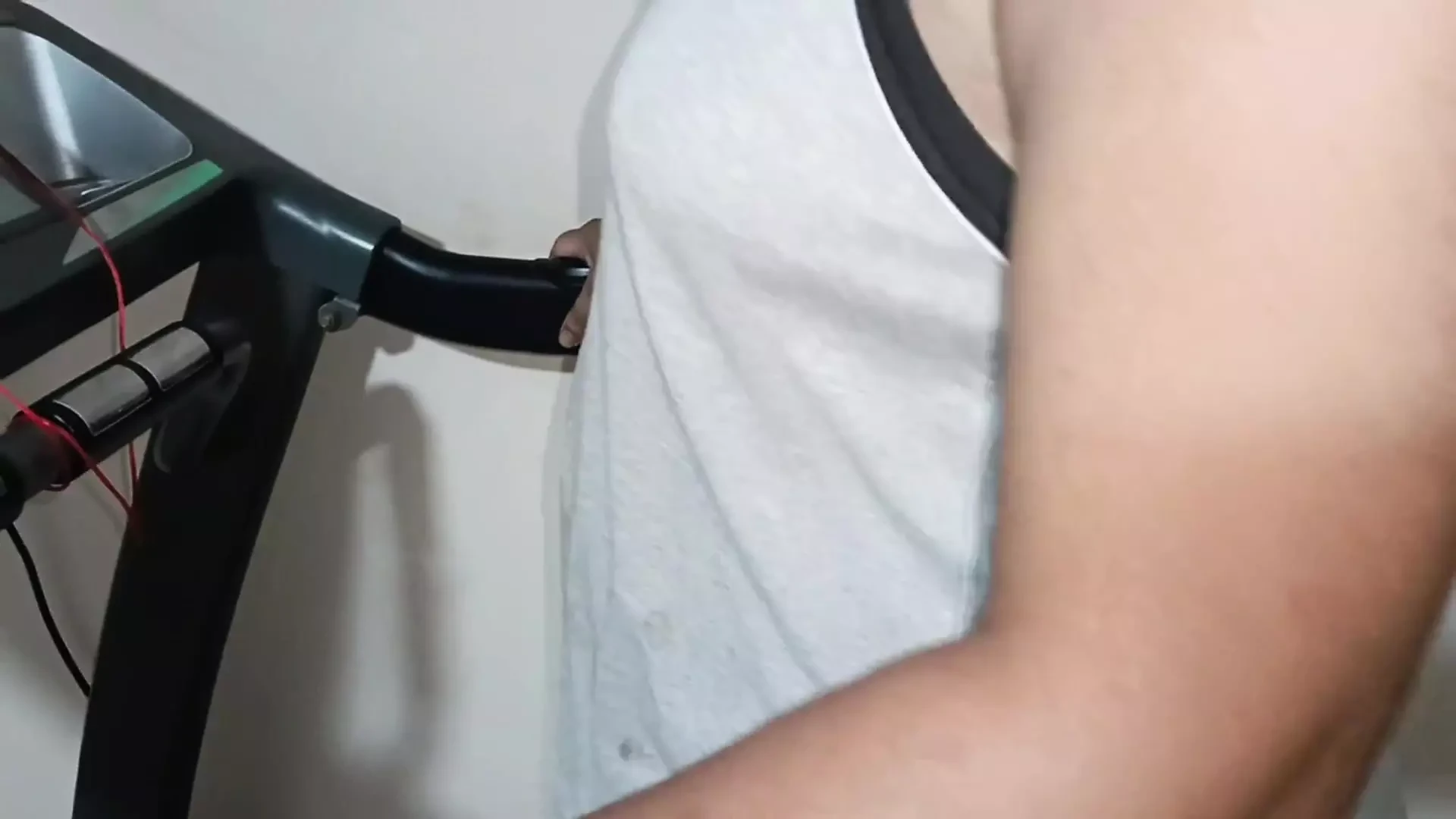 Ich bin geil und nackt während meines fitnesstrainings. Meine titten und meinen arsch stoßen. Echtes selbstgedrehtes video