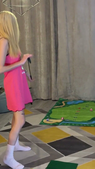 Garotas do Mini Golf Luna e Matty jogam por uma punheta para fazer o pau gozar primeiro | Clip 1
