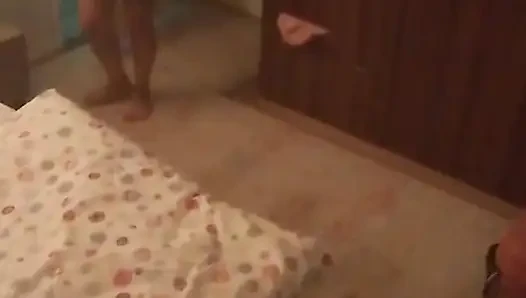 Kocam uzaktayken beni banyoda sikmesine izin verdim.