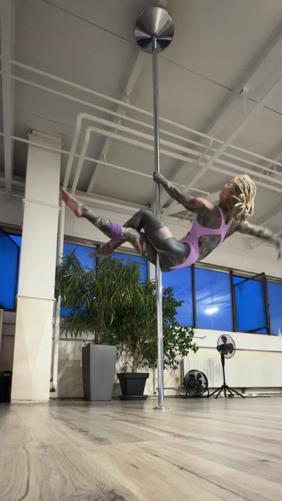 Do you like my new pole trick ? FOllow me for more now.