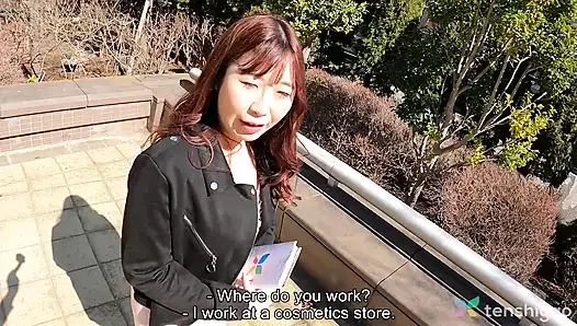 Kyoko Mikami en büyük göğüslere sahip ve onları bize gösteriyor