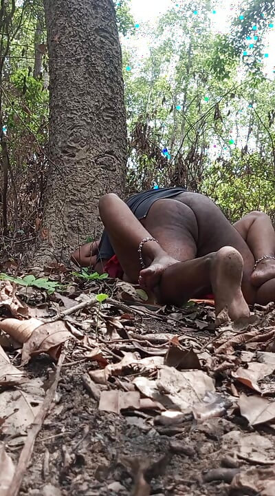 Njuter av Sex i skogen med svägerskan