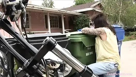 Genç erkek avcısı Teri Weigel genç iyi bir üçlü gruptan alıyor