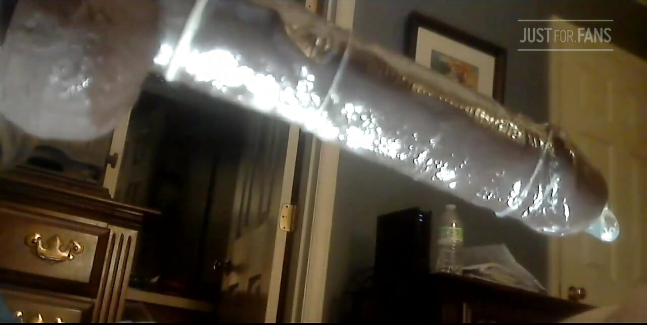 Min røv bliver kneppet af stødende dildo
