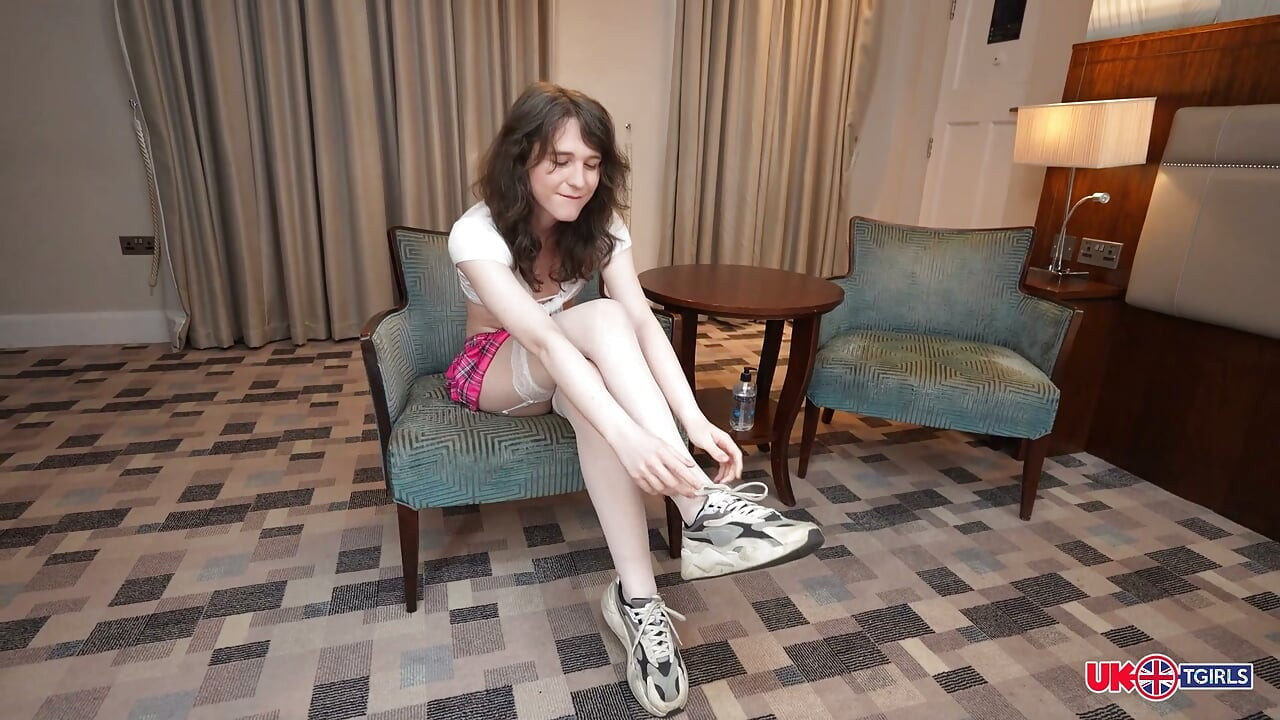 UK TGIRLS Brinete trans devojka se masturbira sama u hotelskoj sobi sa velikom igračkom