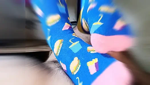 солома с ступнями в очень забавных чулках