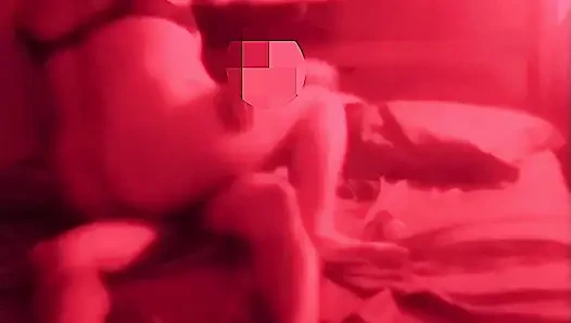 Heiße ehefrau, die ausgeht, während ihr ehemann weg ist.