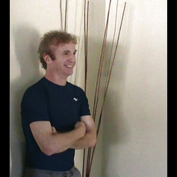 ロイデュードがショートパンツから脱ぐ