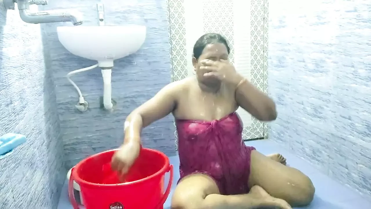 Seksi mahila ka snan sho