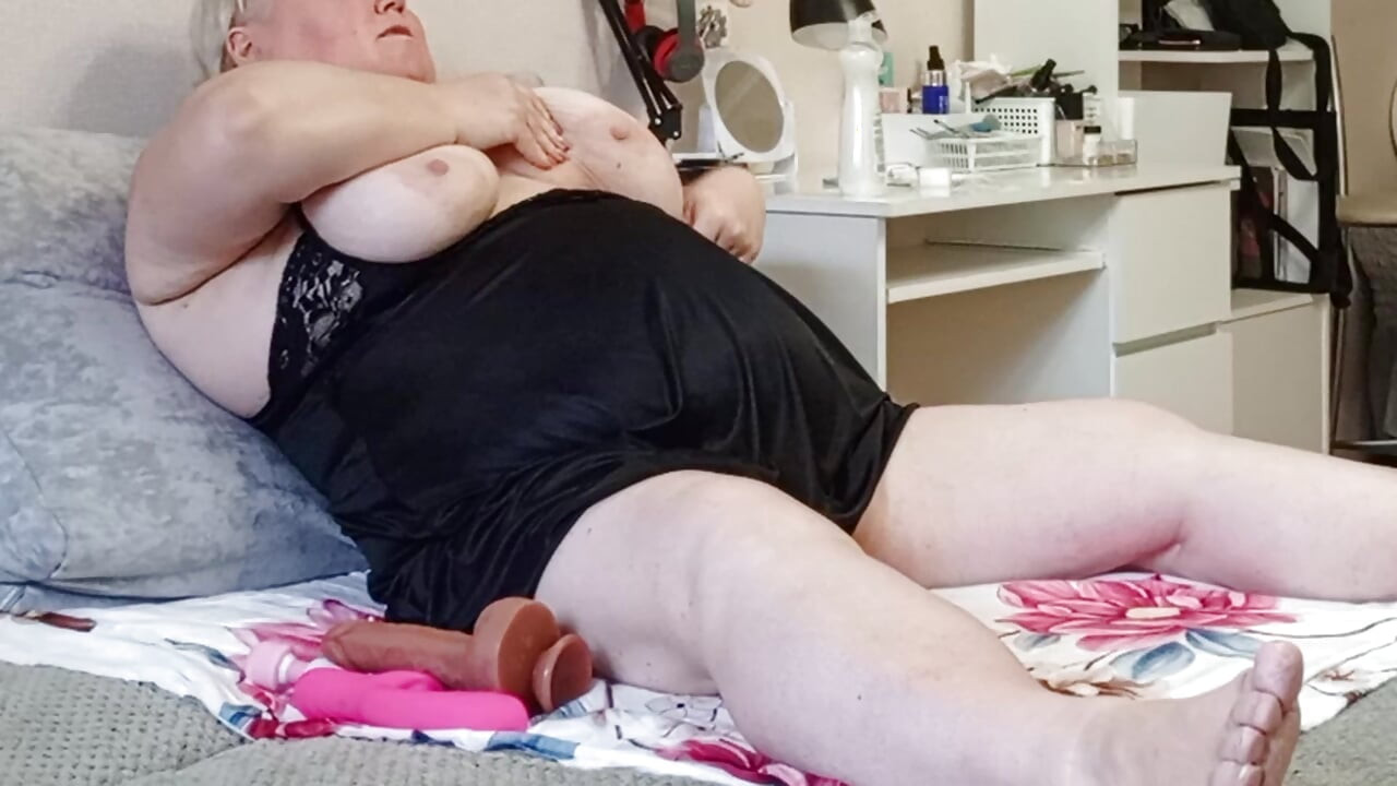 Loneliness of stepmom brightened up by big sex toys in pussy