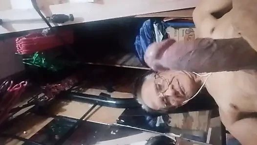 Götünü izlerken kendini tatmin ediyor ve ben görüntülü seks görüşmesi yapıyorum