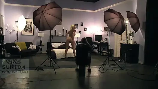 Rhylee Richards kocasının önünde başka bir adamla sikişiyor