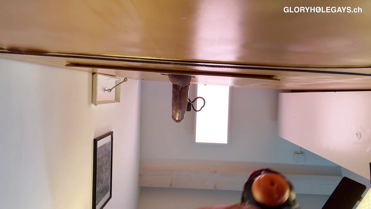 Izazov svršavanja - Strejt tip s velikim kurcem skače iz teretane i jebe se na gloryholeu
