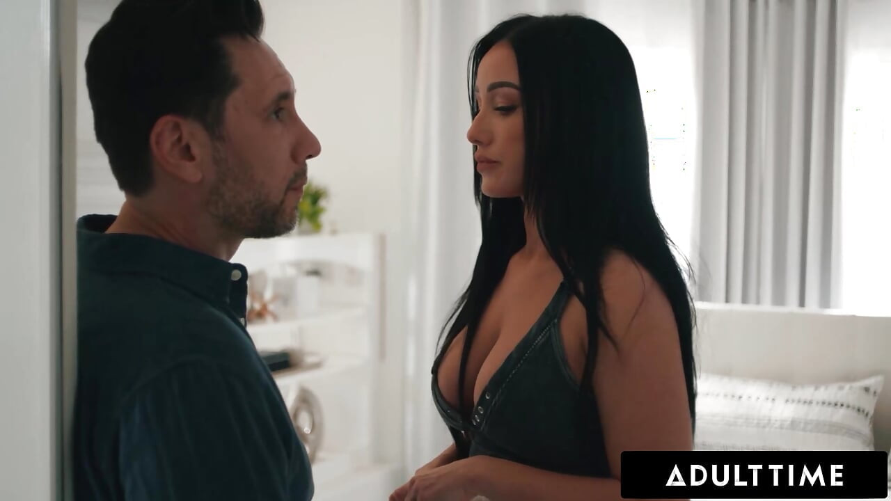 AIKUISTEN AIKA - Busty MILF Jennifer White kiittää kämppäkaveriaan raa'alla intohimoisella ratsastuksella ja koiratyylillä