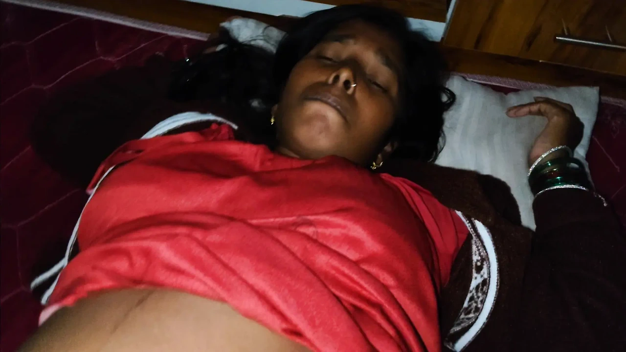 印度德西村热美丽的胸部吮吸年轻男孩，快夜新婚夫妇铁杆Xxx电影印地语。阴户啪