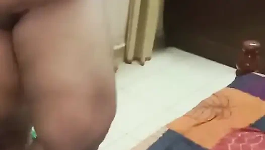 Тамильская женщина делает вид, что снимает одежду перед своим мужем