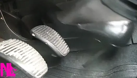 Pedal memompa dengan stoking hitam dan sepatu hak tinggi paten abu-abu