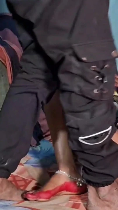 Spektakulärer moment aus "Mein stiefbruger sah mich beim sex mit brinjal und er fickte meine muschi"