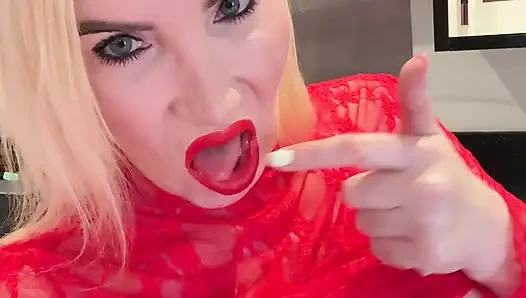 Baju seksi sophie james diminyaki sama cewek rambut pirang