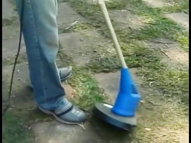 Bellezze arrapate si fanno sbattere forte le fiche bagnate da enormi pali all'aperto