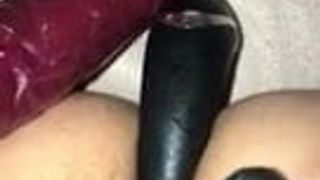 Kremowa cipka na dildo i czarne rękawiczki