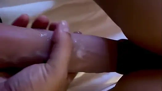 Жена принимает огромный член и растягивает киску