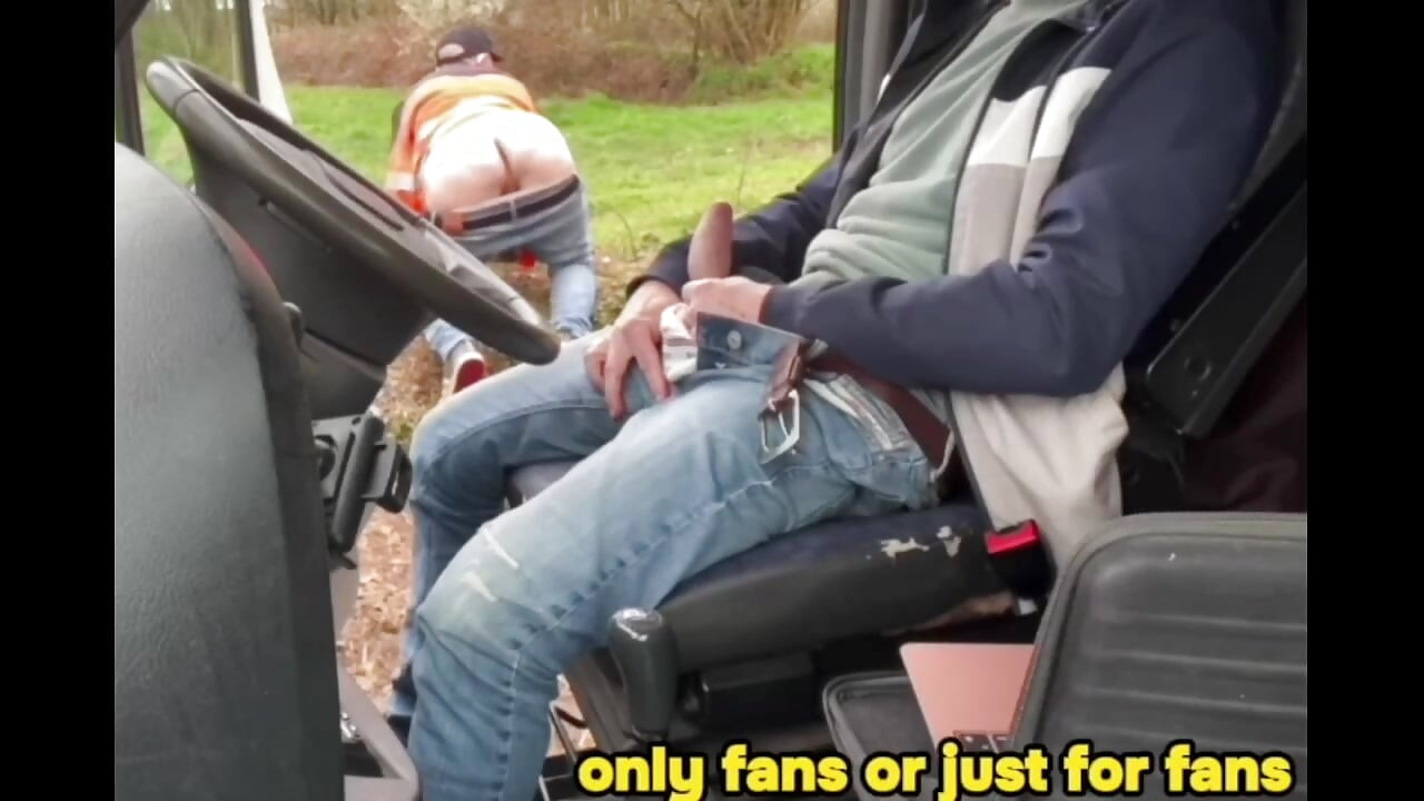 Büyük yaraklı iki eşcinsel adam otoparkta dışarıda sikişiyor