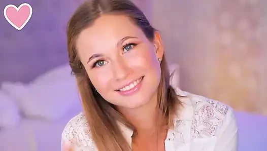 Sexy Schönheit zeigte ihren Hintern und nahm dann einen großen Dildo in den Mund