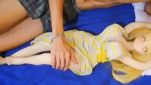 Соло-мужчина мастурбирует молодых твинки, наблюдая за его секс-игрушкой с большими сиськами с большим количеством спермы на ее киске