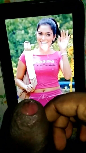 Ključni trenutak iz "Asin Naara mundaaikku en kanji (asin sexy cum tribute)"