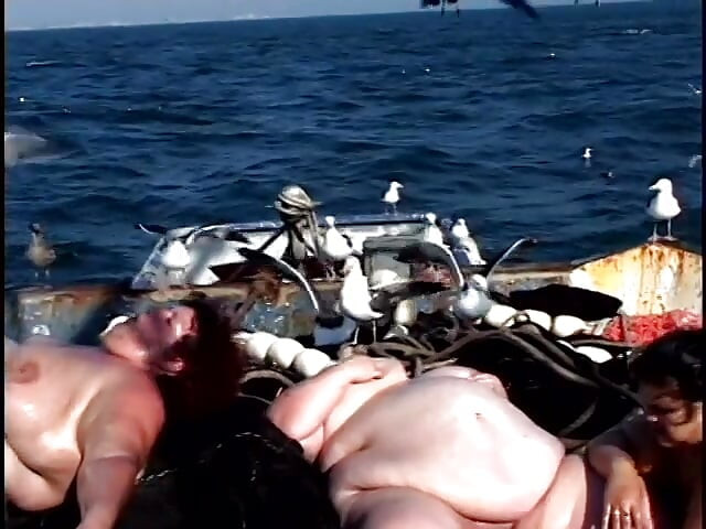Neljä kiimaista BBW-hengenpelastajaa nussii toisiaan kannella leluilla