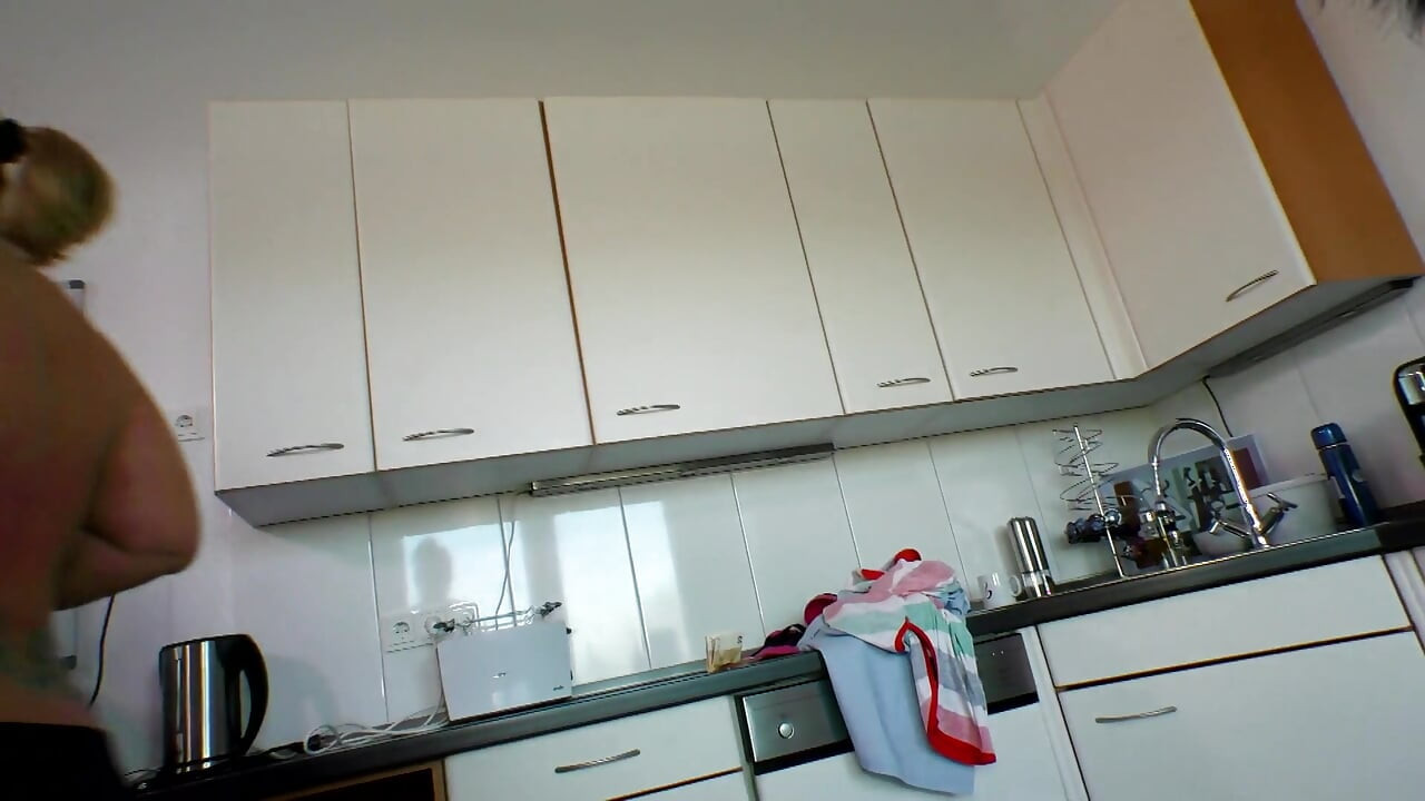 Dikke kont getatoeëerde blondine wordt in haar natte poesje op de bank geneukt