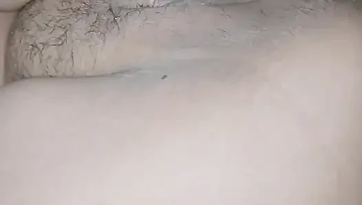 Einzelnes mädchen masturbiert auf dem sofa