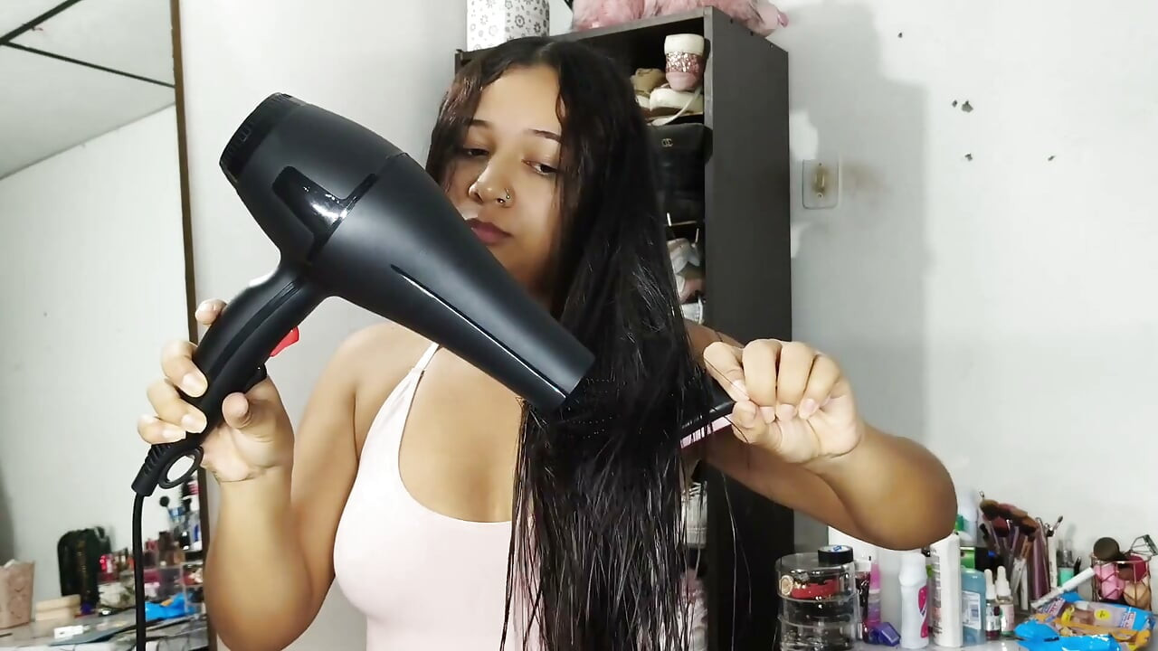 Pagpapatuyo at Pagsuklay ng Aking Mahabang Buhok