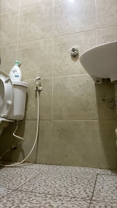 Pinoy Twink Toilet Wank and Cumshot