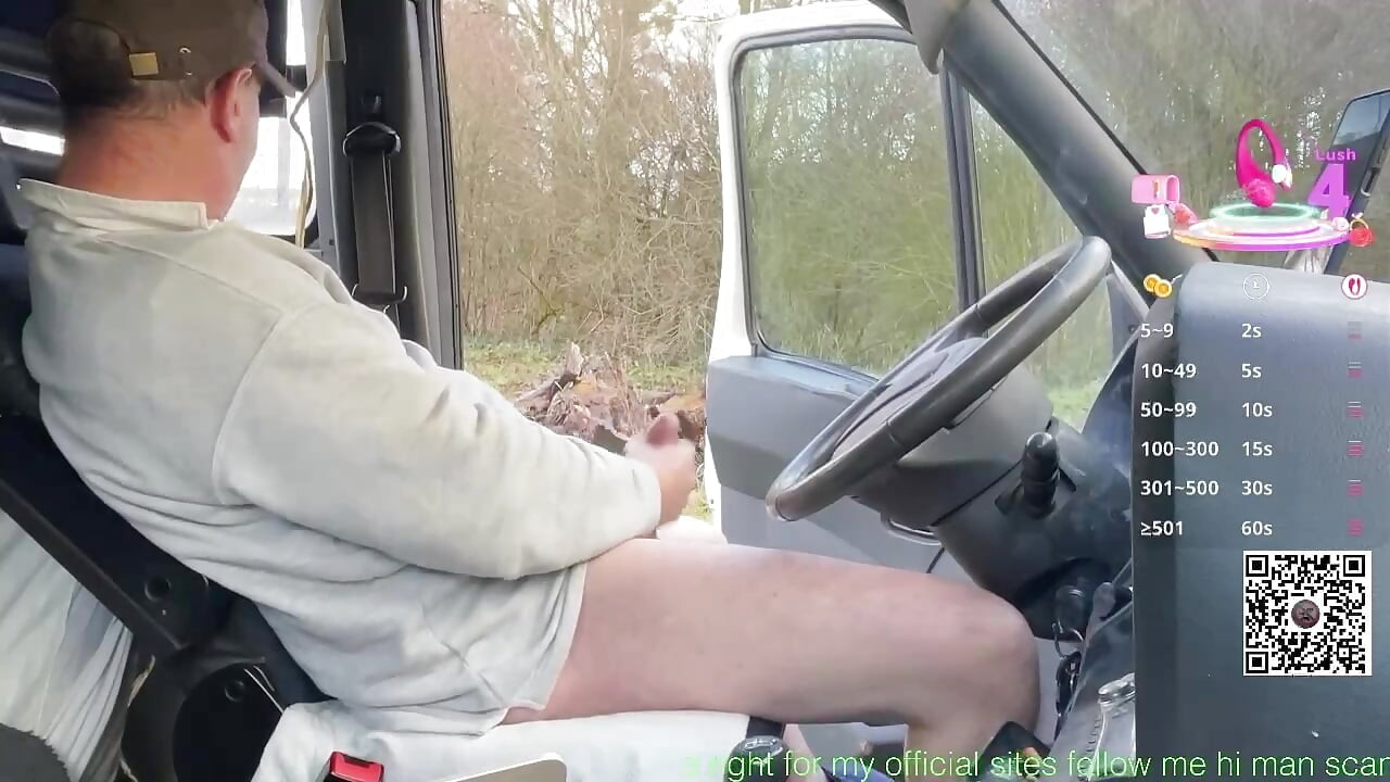 رجل مثلي الجنس فضولي في الخارج يشاهد أثناء البث المباشر ل OnlyFans