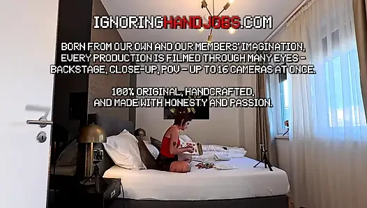 Gadis kampus dengan rok sekolah paling pendek lagi asik mainin kontol dengan menggoda dan ngocok kontolnya