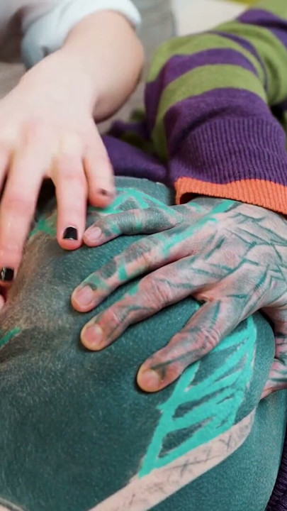 Puta tatuada toma fisting anal extremo - sesiones profundas y duras | Clip 2