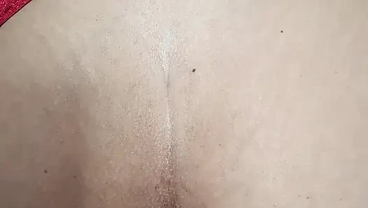 Suamiku suka handjob, aku menggodanya dengan melewati penisnya yang tebal di pintu masuk vagina