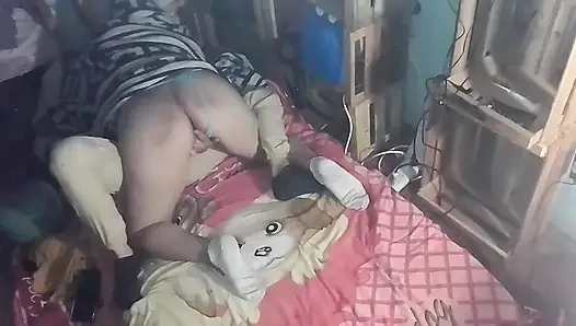 Под одеялом я целую ее и прикасаюсь к ней