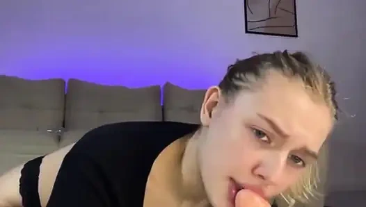 Jucielussie mencoba berpose dan nyepong kama sutra