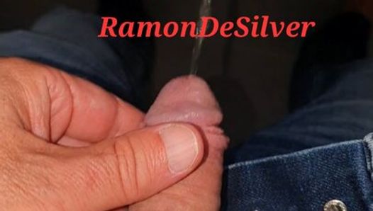 Господин Ramon принимает писсинг в его сексуальных тугих джинсах, горячий