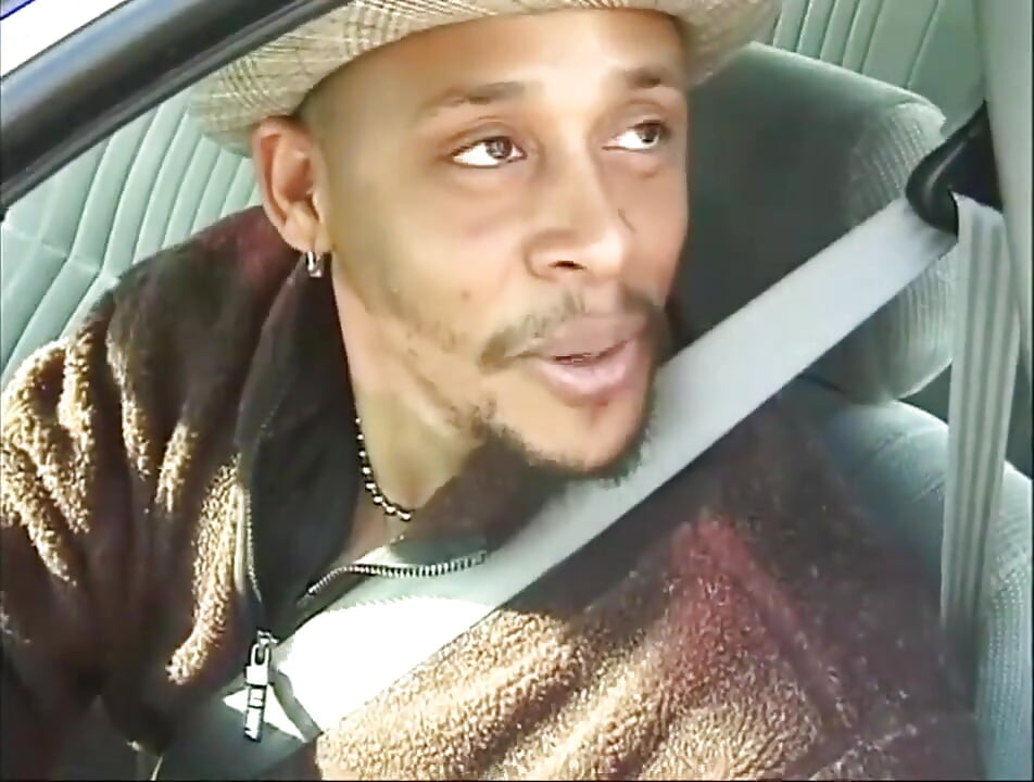 Seksi velike sise crne dlakave pičke ližu jebanje u spavaćoj sobi