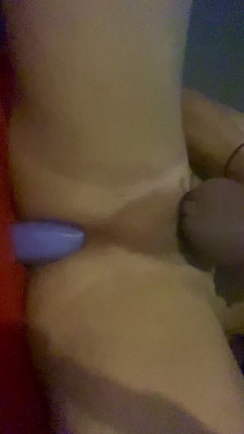 独自在家，Horney和骑乘我的假阳具