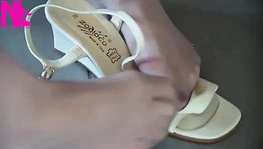 Nyllady memakai stoking ketat dan footplay dengan wedges berwarna susu