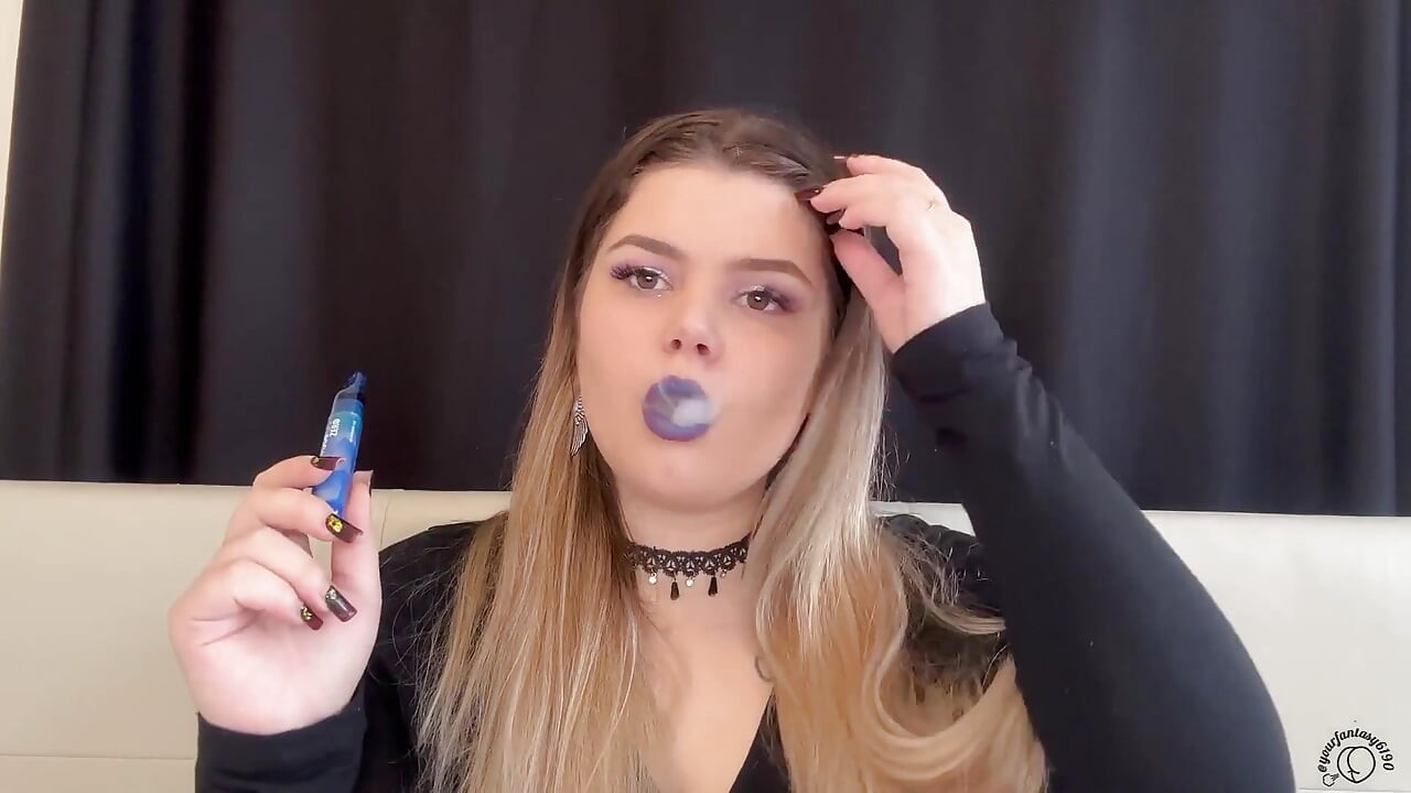 Поклоняйтеся моєму диму: товстушка богиня пухкає Cig & Vape