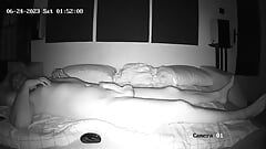 Mokre sny chłopca złapane na nocnej kamerze - zabawa sutkami i długa silna erekcja