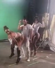 Une danseuse qui bouge bien son cul !