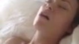 '' Remy Hadley '' em topless e se masturbando na cama, selfie
